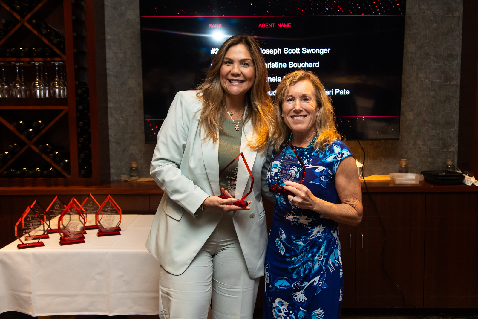 Claudia Obregon con trofeo Diamond Award
