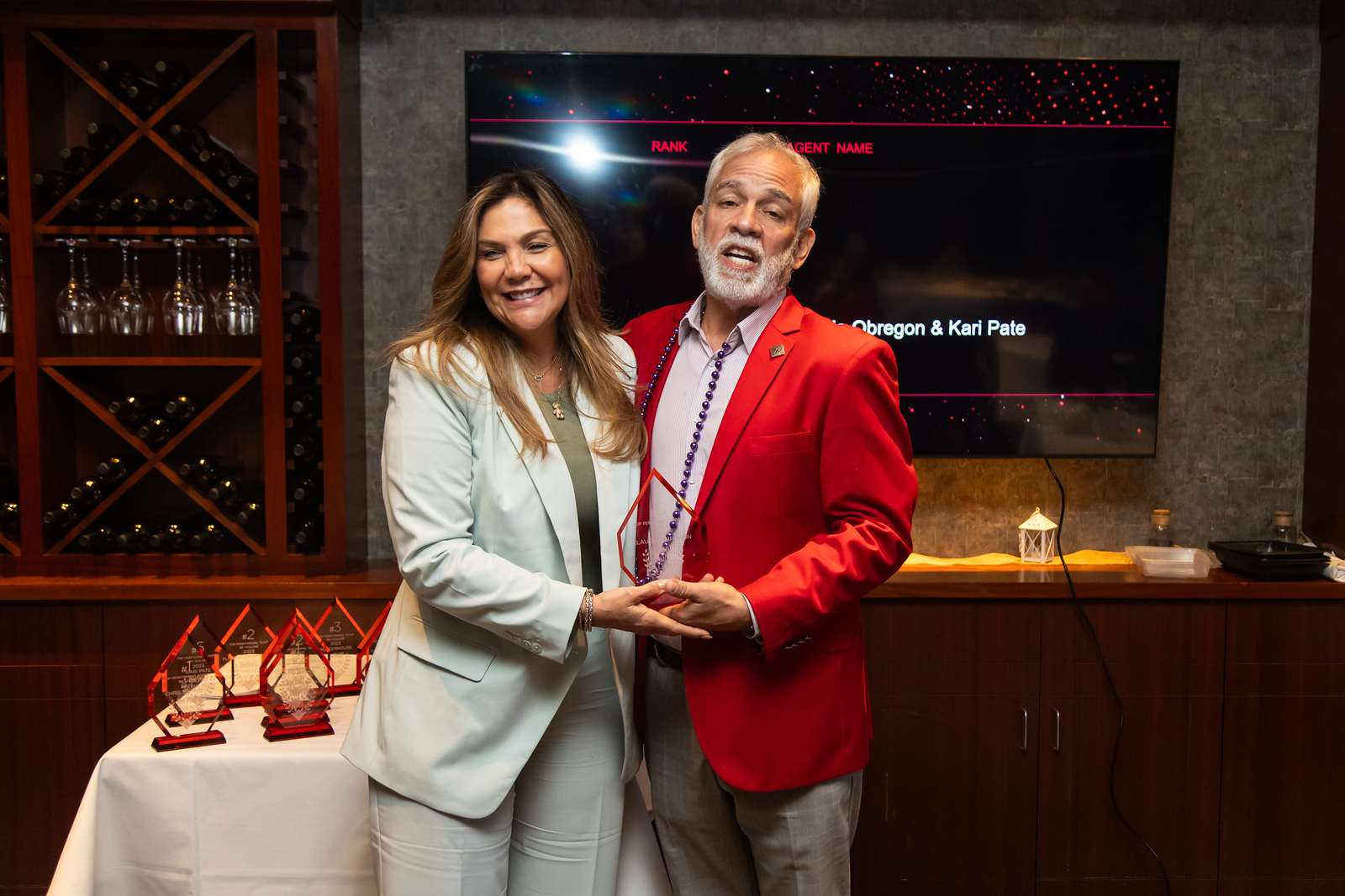 Claudia Obregon recibiendo el Diamond Award 2024