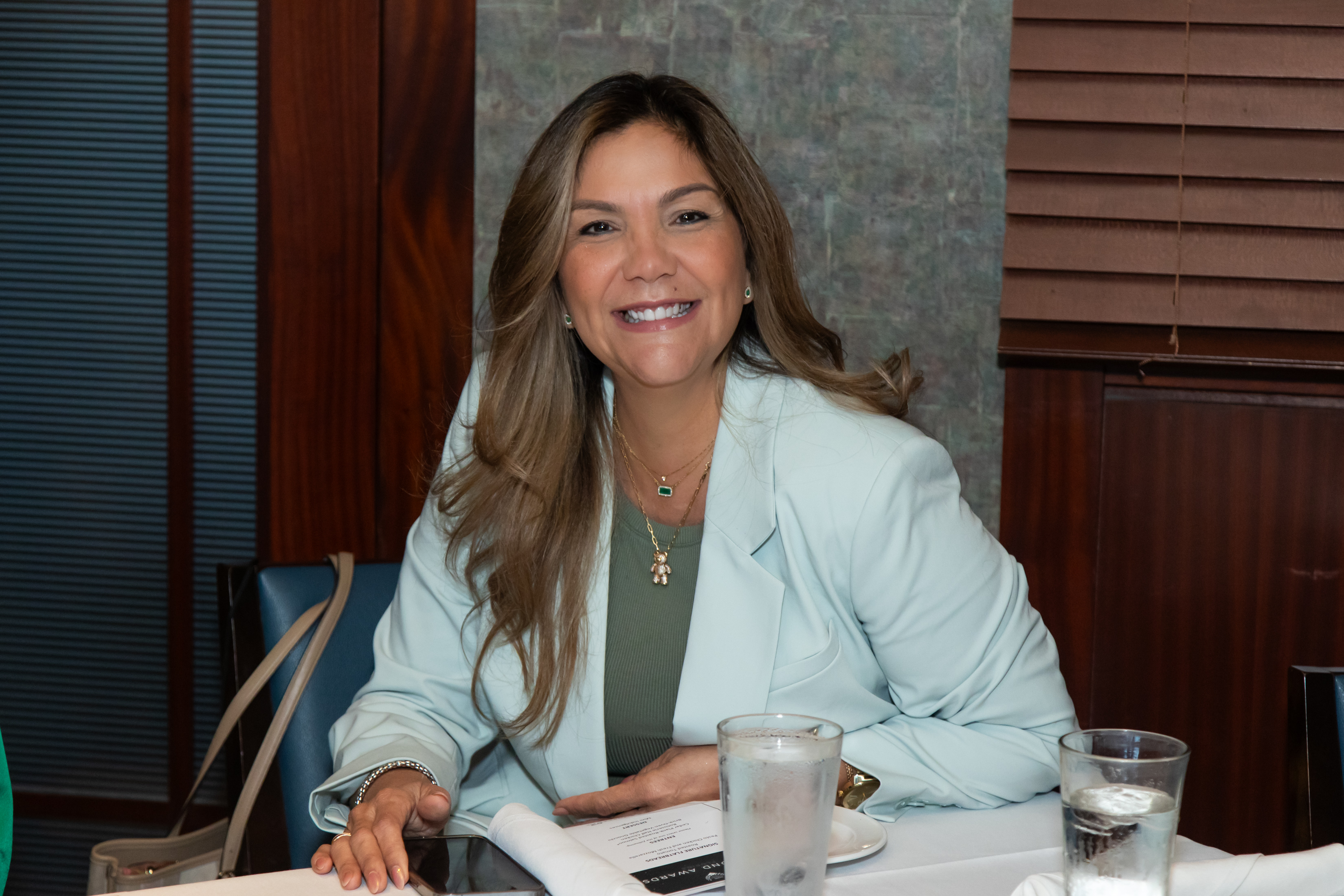 Claudia Obregon en gala de premiación 2024